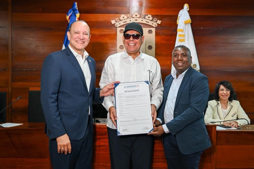 Santiago declara a Fernando Villalona Hijo Adoptivo por su trayectoria artística